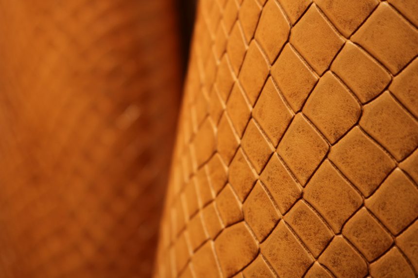 Vegetable tanned leather, a natural material for a sustainable fashion